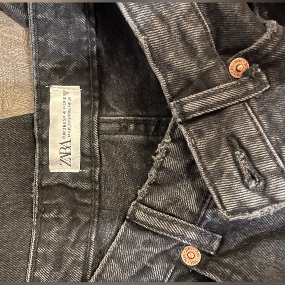 Straight Leg Knee Distressed Jeans - Picture 2 of 4